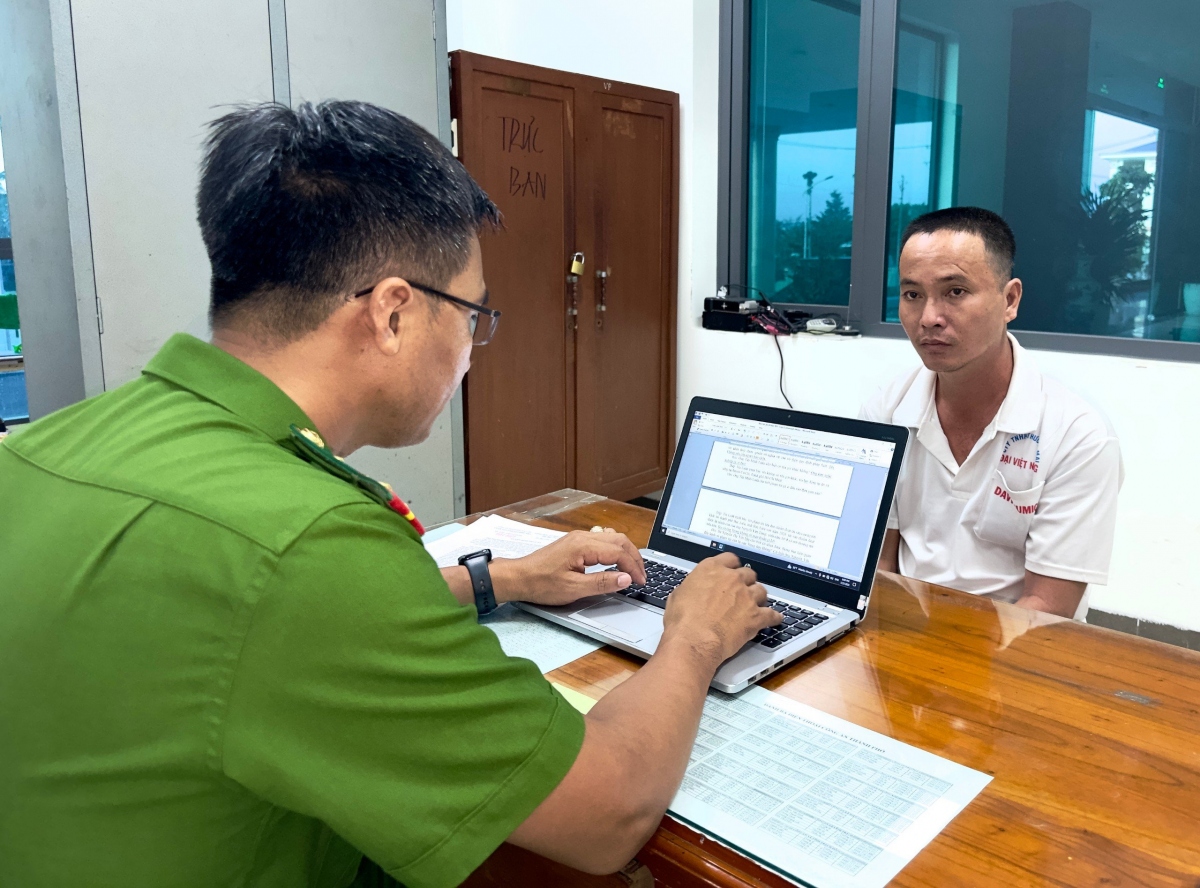 Đối tượng Tân Minh Luân tại cơ quan Công an. Ảnh: Trọng Nguyễn