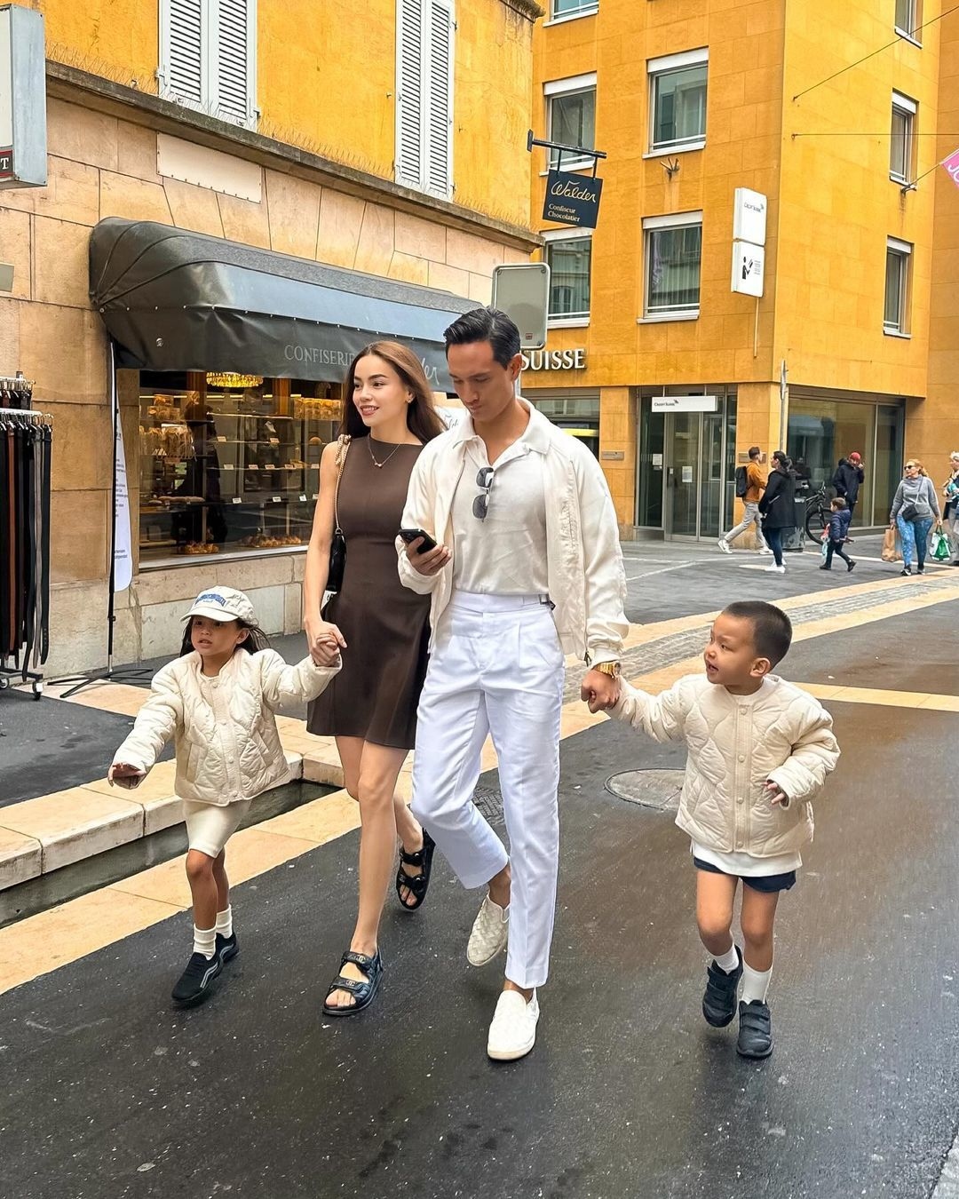 Hồ Ngọc Hà khoe ảnh dạo phố ở Thụy Sĩ cùng ông xã Kim Lý và hai con Lisa - Leon. Nhân chuyến công tác sang Italy dự show thời trang, nữ ca sĩ tranh thủ thời gian thăm thú châu Âu cùng gia đình.