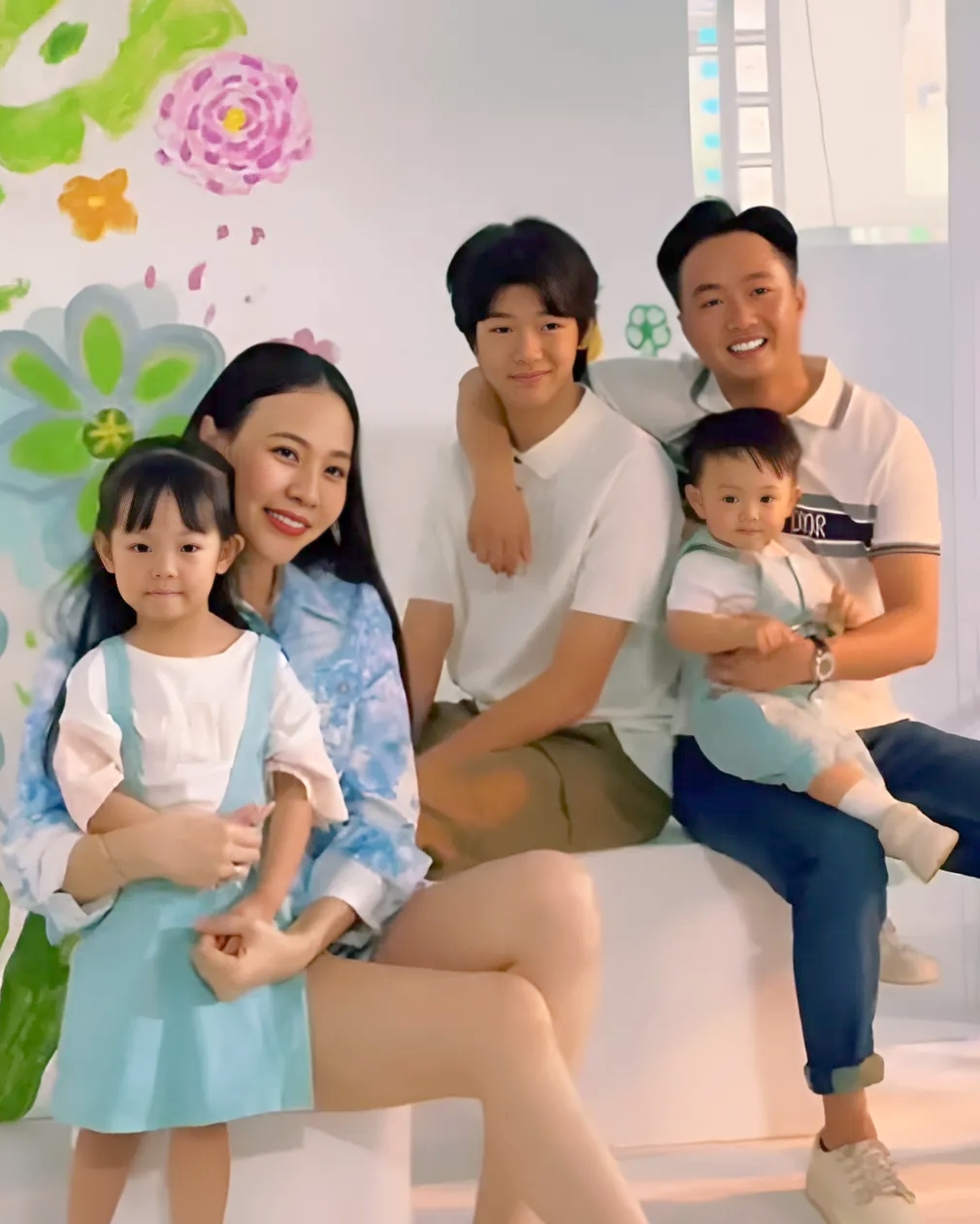 Đàm Thu Trang và Cường Đôla thường xuyên chụp ảnh gia đình để lưu giữ kỷ niệm. Trong bộ hình mới được chân dài Lạng Sơn đăng, hai nhóc tì Suchin - Sutin trông kháu khỉnh, còn Subeo được khen điển trai ra dáng hot boy.