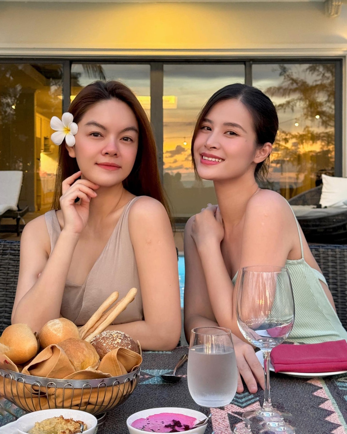 Phạm Quỳnh Anh và Đông Nhi đọ sắc trong chuyến nghỉ dưỡng ở Phú Quốc.