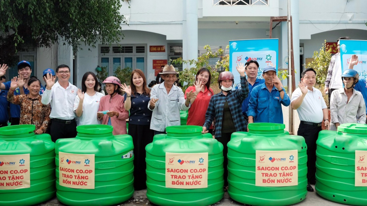 Saigon Co.op trao tặng nước uống, nước sinh hoạt và bồn chứa nước cho bà con