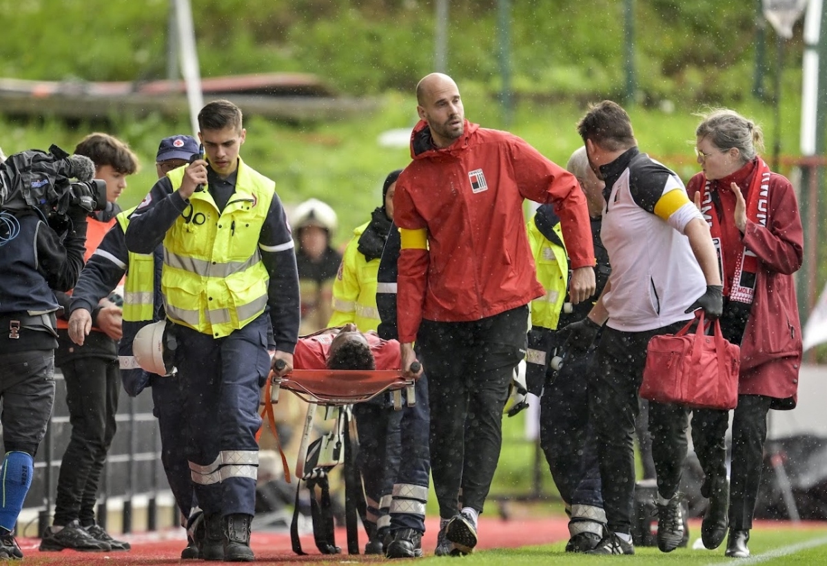 Jeff Reine-Adelaide được đưa tới bệnh viện cấp cứu. (Ảnh: AFP)