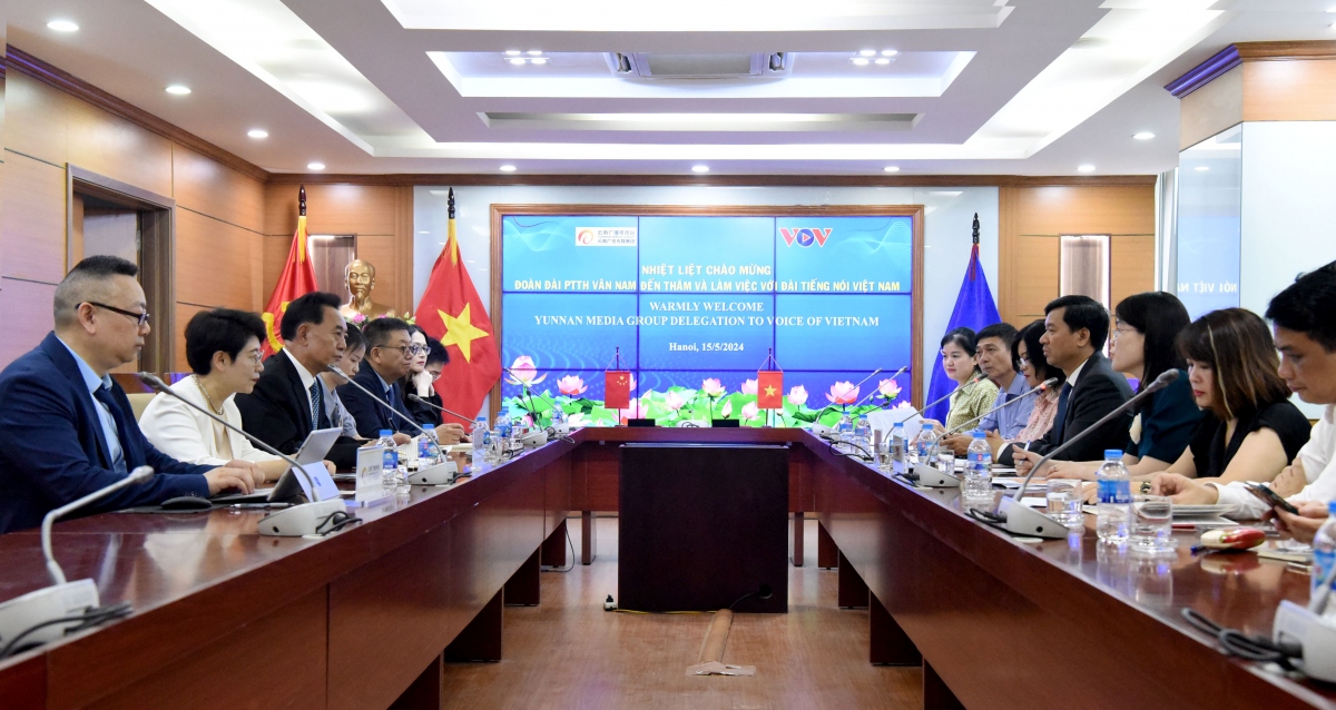 Mây đen vần vũ trước cơn mưa