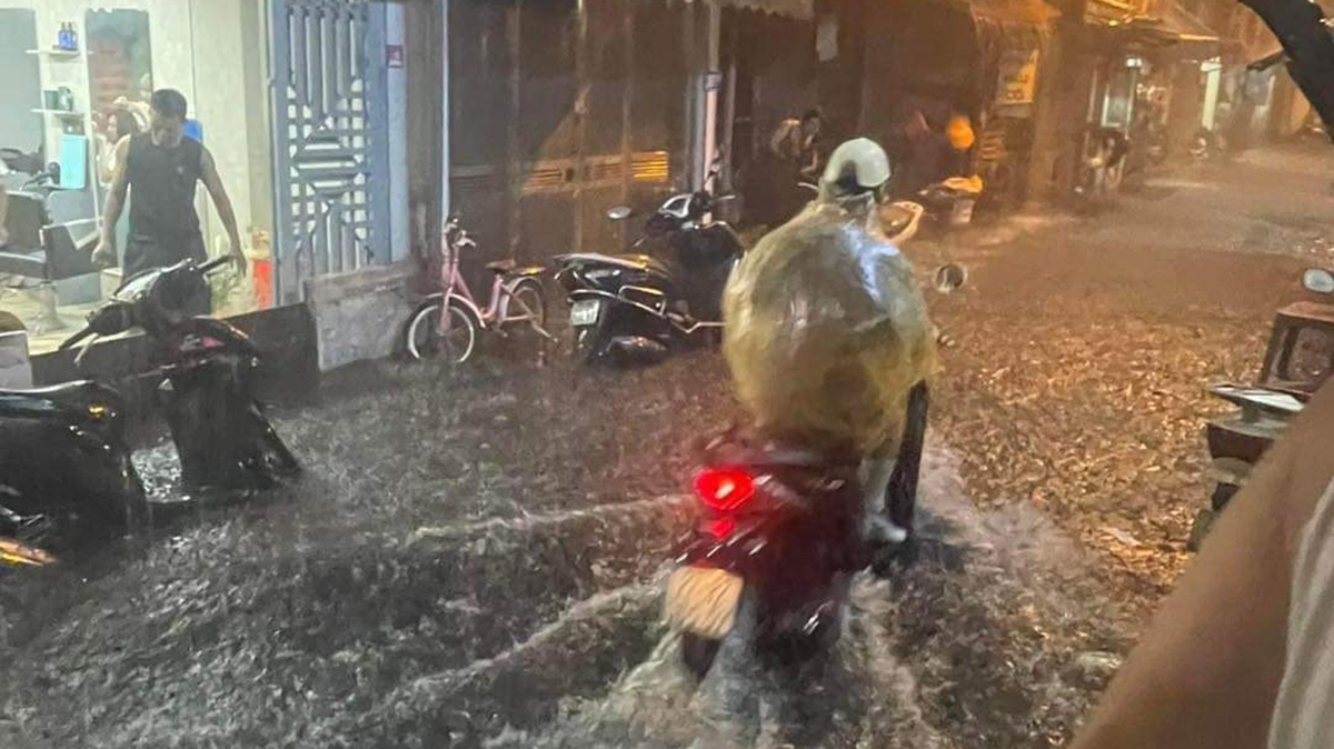 Ngập úng gây ảnh hưởng không nhỏ đến quá trình lưu thông của các phương tiện