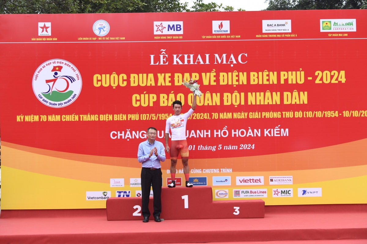 Áo trắng thuộc về Võ Minh Gia Bảo