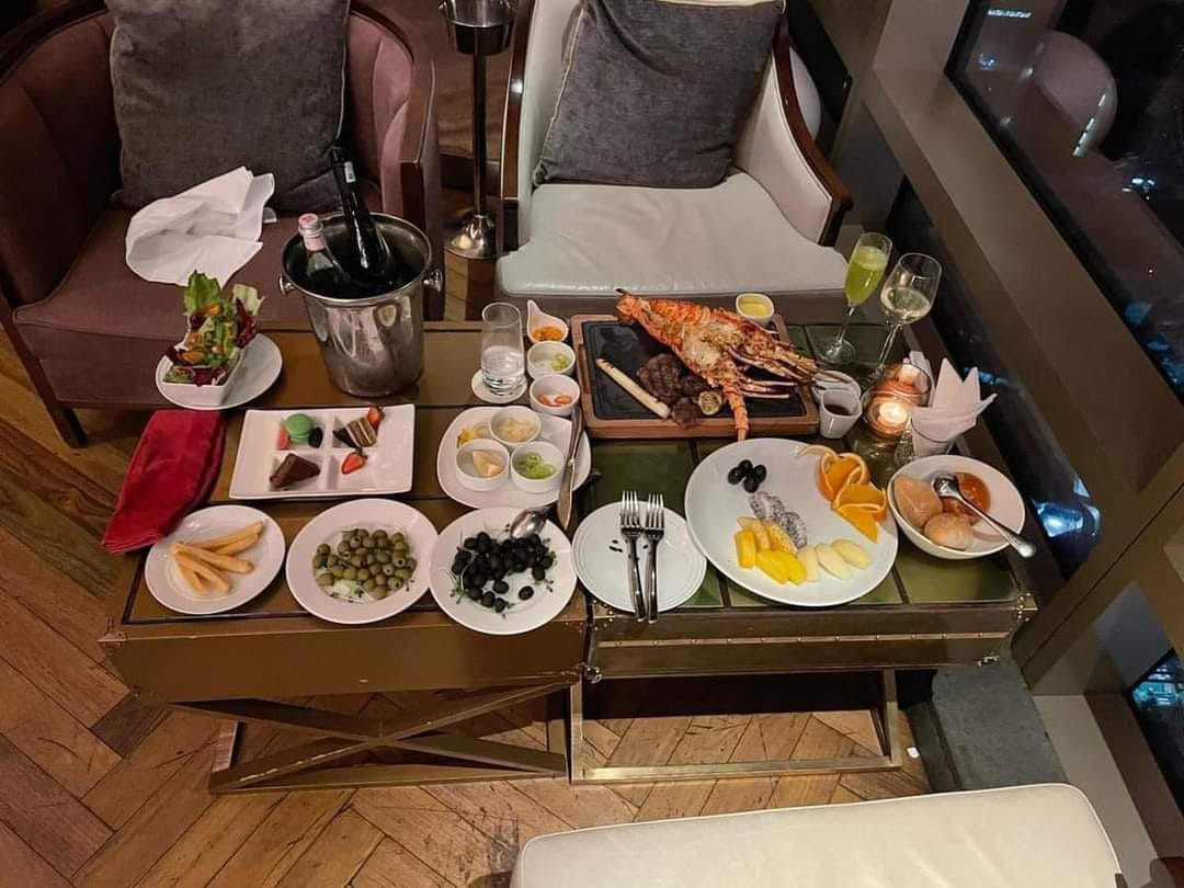 Bữa ăn gồm: Thịt bò Wagyu A5, tôm hùm nguyên con, rượu vang Đức, hoa quả.