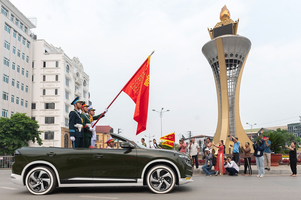Người dân Điện Biên hào hứng chiêm ngưỡng VF 8 mui trần trên đường diễu hành