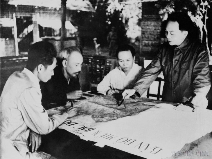 Trung tướng Nguyễn Trọng Bình trên xe chỉ huy dẫn đầu đoàn diễu binh, diễu hành