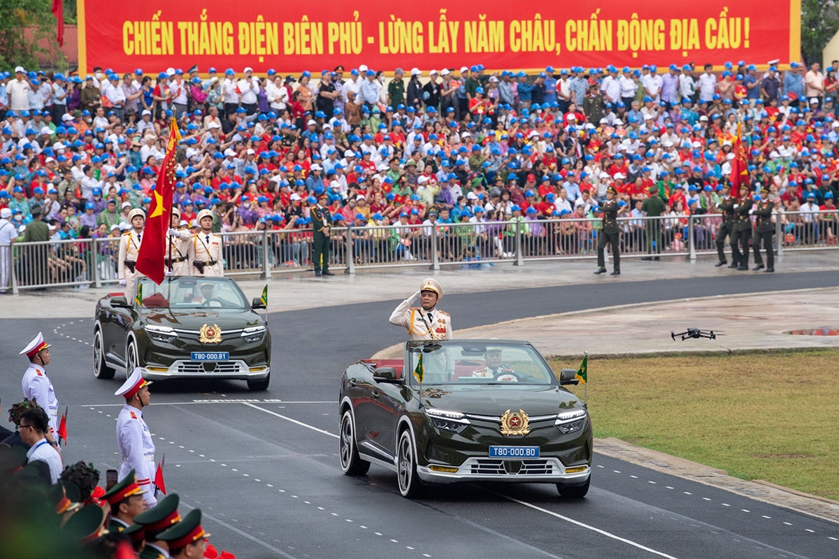 Thiếu tướng Lê Văn Hà trên chiếc VF 8 nổi bật với Công an hiệu ở đầu xe thay vị trí logo và hai lá cờ truyền thống