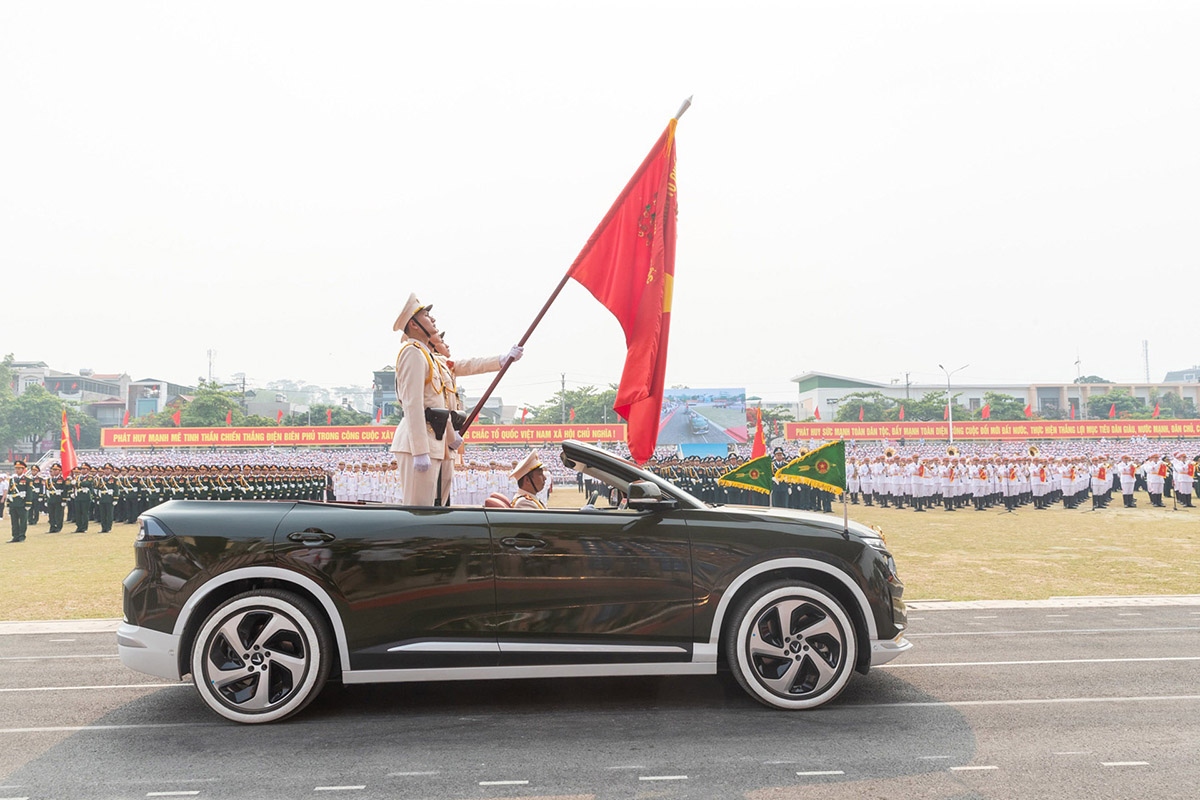 Những chiếc xe của lực lượng Công an nhân dân được sơn màu đen với nội thất đỏ