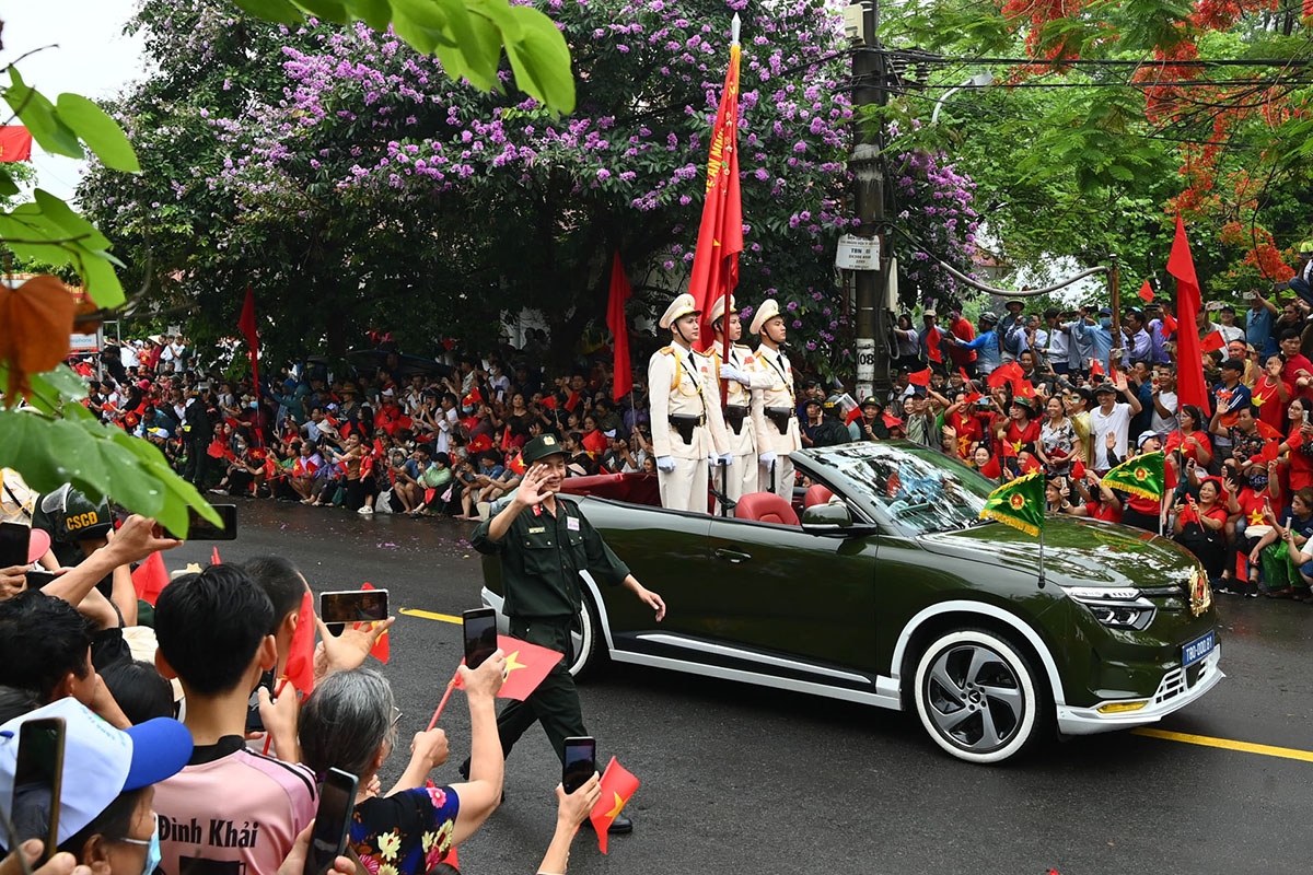 Các kỹ sư, kỹ thuật viên của VinFast đã cùng làm việc trong 288 giờ liên tục để hoàn thành nhiệm vụ.