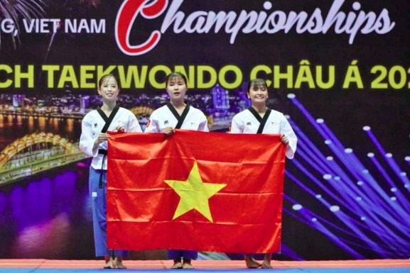 Female Vietnamese team wins gold at Asian Taekwondo Championship (Photo: tuoitre.vn)