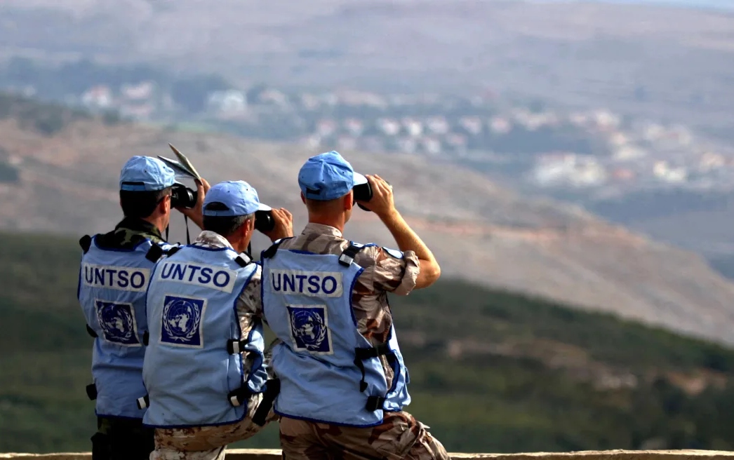Thành viên của Tổ chức giám sát ngừng bắn của Liên hợp quốc quan sát Israel từ làng Kfar Kila phía nam Lebanon. Nguồn: Hassan Ammar