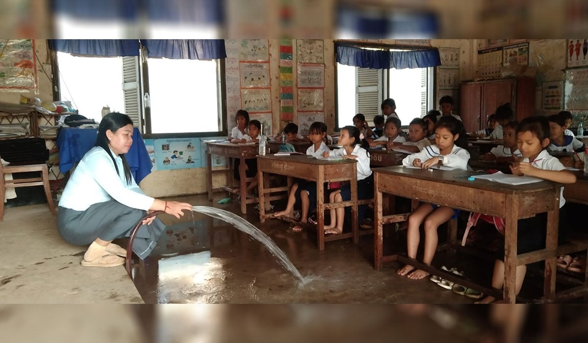 Bơm nước giảm nhiệt trong lớp học. Ảnh: Facebook cô giáo Sok Khom