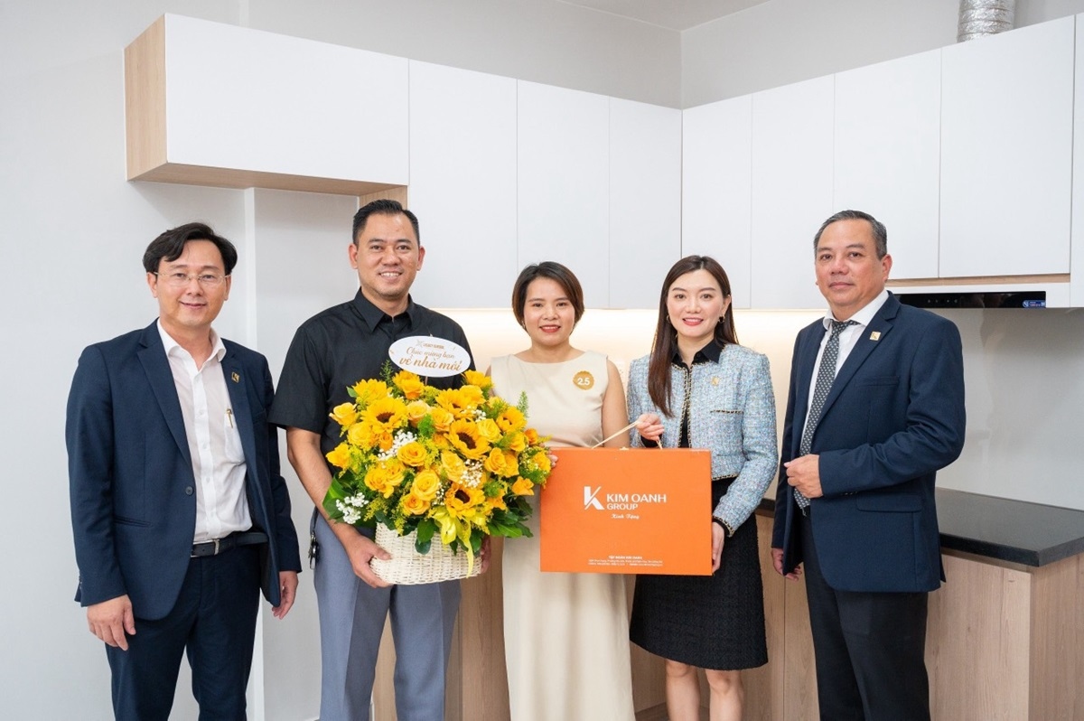 Bà Nguyễn Ngọc Ánh - Phó Chủ tịch HĐQT Kim Oanh Group (thứ 2 từ phải sang) chúc mừng cư dân Legacy Central nhận nhà mới