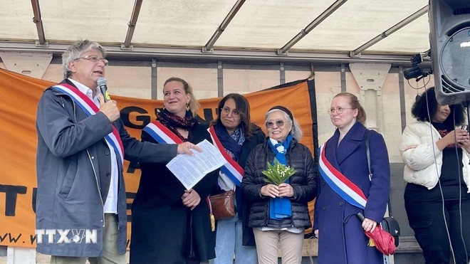 Nhiều chính trị gia, dân biểu, thị trưởng các quận của Paris và thành phố lân cận, cùng đại diện các đảng phái cánh tả, các nhà hoạt động phong trào đấu tranh vì môi trường đã tới tham dự và bày tỏ sự ủng hộ. (Ảnh: Thu Hà/TTXVN)