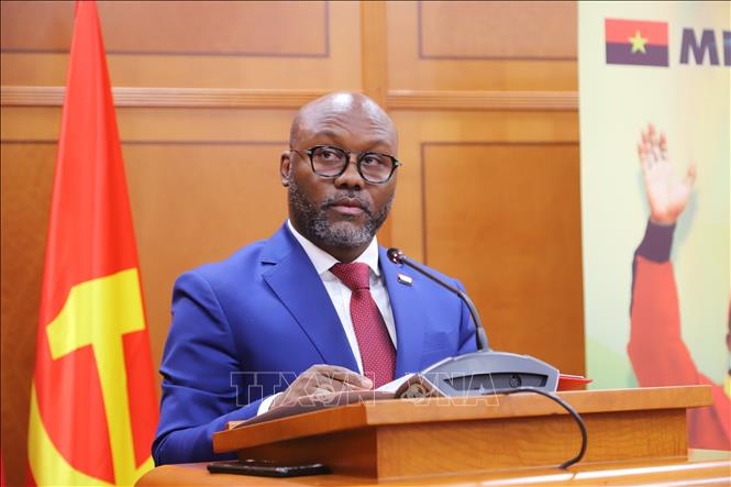 Ông Esteves Carlos Hilário, Ủy viên Bộ Chính trị, Bí thư phụ trách thông tin và truyền thông Đảng MPLA, phát biểu bế mạc Hội thảo.