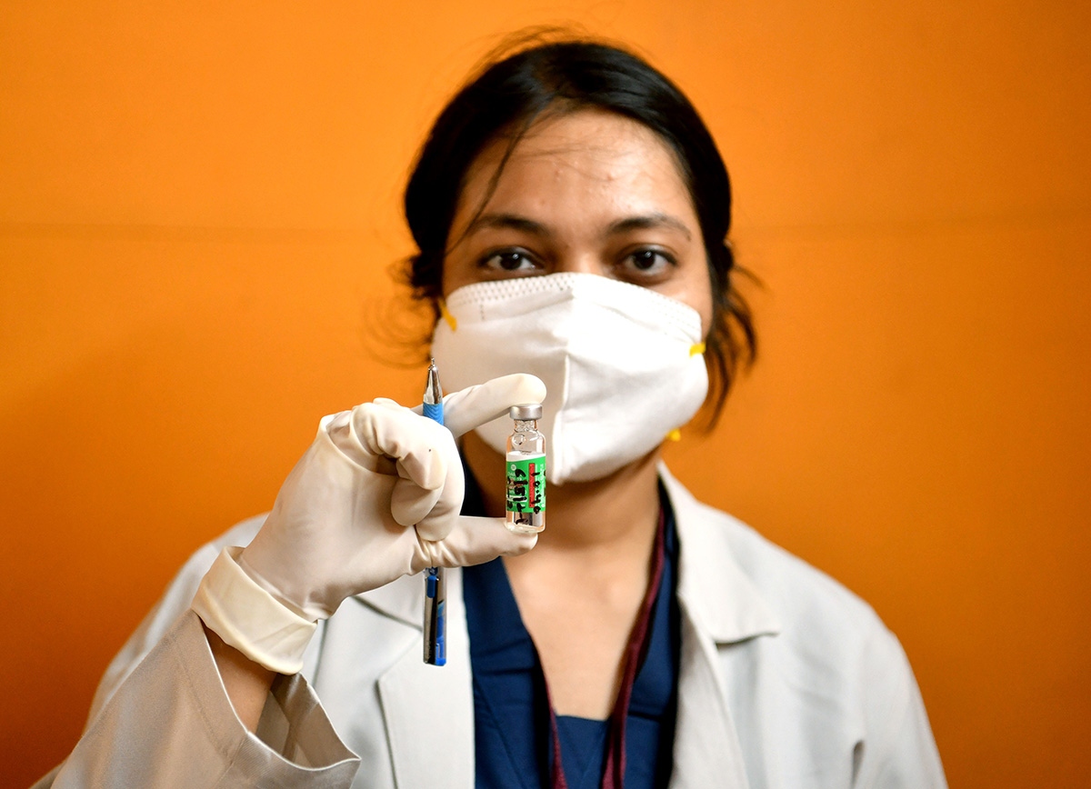 Một nhân viên y tế Ấn Độ chuẩn bị tiêm vaccine Covishield cho người dân tại thủ đô New Delhi hồi tháng 5/2021. Ảnh: ANI