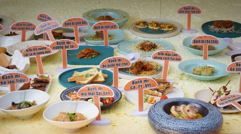The expansive baguette model set up at the festival represents an assortment of variants of the dish, including baguette with salmon and lemon sauce, as well as baguettes with vegetable and cheese.