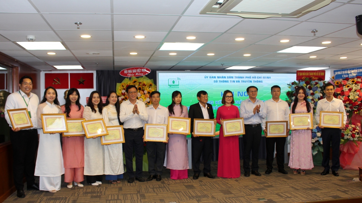 Sở Thông tin - Truyền thông TP.HCM khen thưởng 12 cá nhân của TTBC có thành tích xuất sắc (ảnh Thành Nhân)