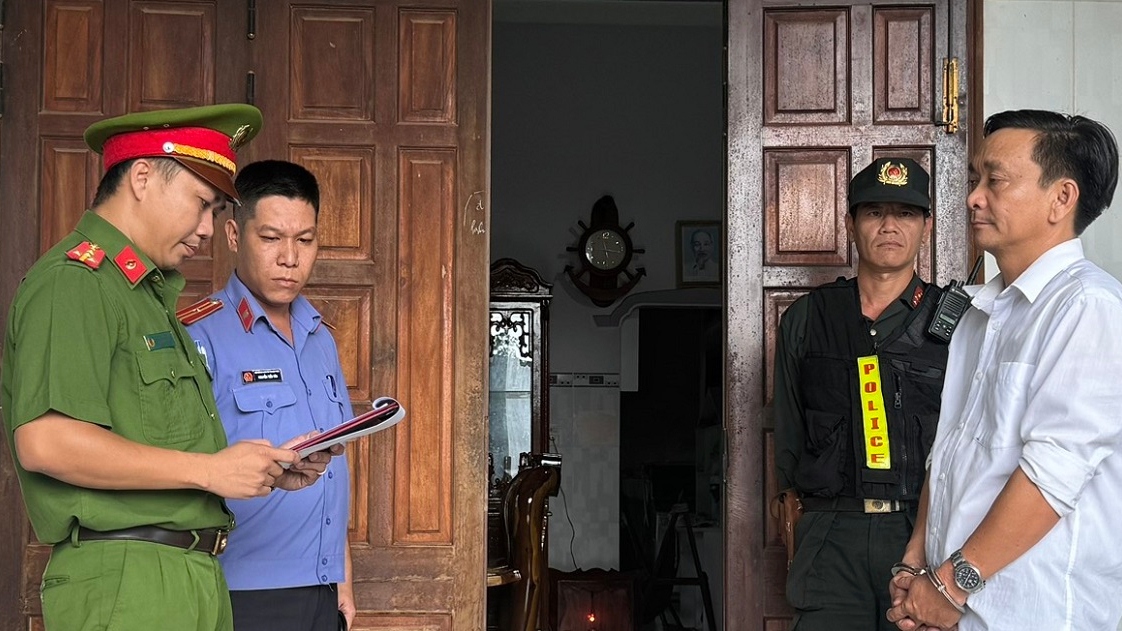 Lực lượng chức năng thi hành lệnh bắt bị can Nguyễn Ngọc Châu. (Ảnh: B.H)