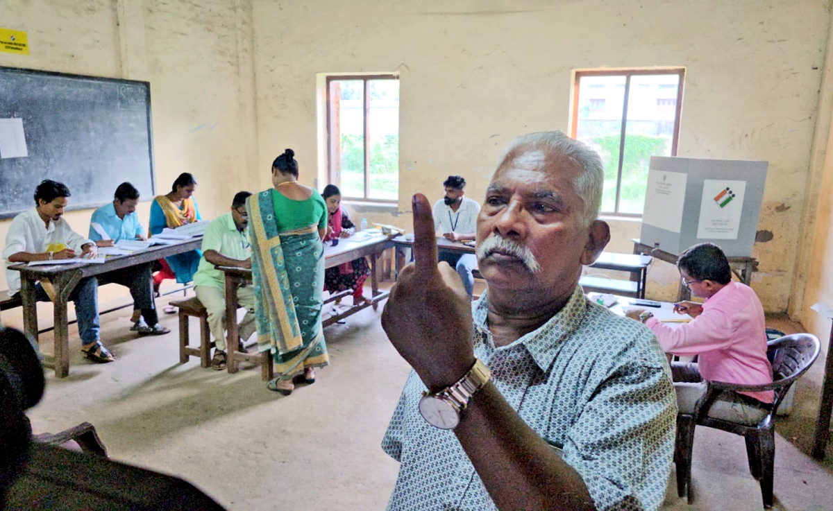 Một cử tri bang Kerala, miền Nam Ấn Độ đi bỏ phiếu bầu Hạ viện nước này trong đợt 2 cuộc bầu cử hôm 26/4. Ảnh: ANI