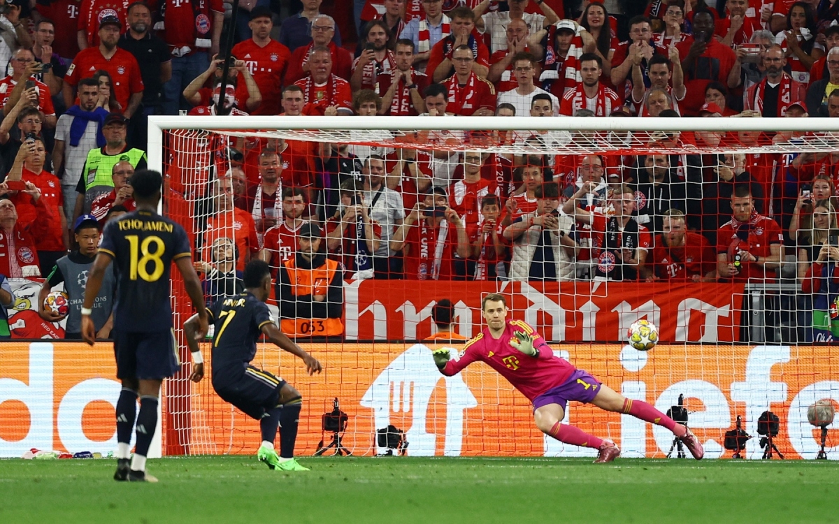 Vinicius thực hiện thành công cú sút 11m để gỡ hoà 2-2 cho Real Madrid ở phút 83.