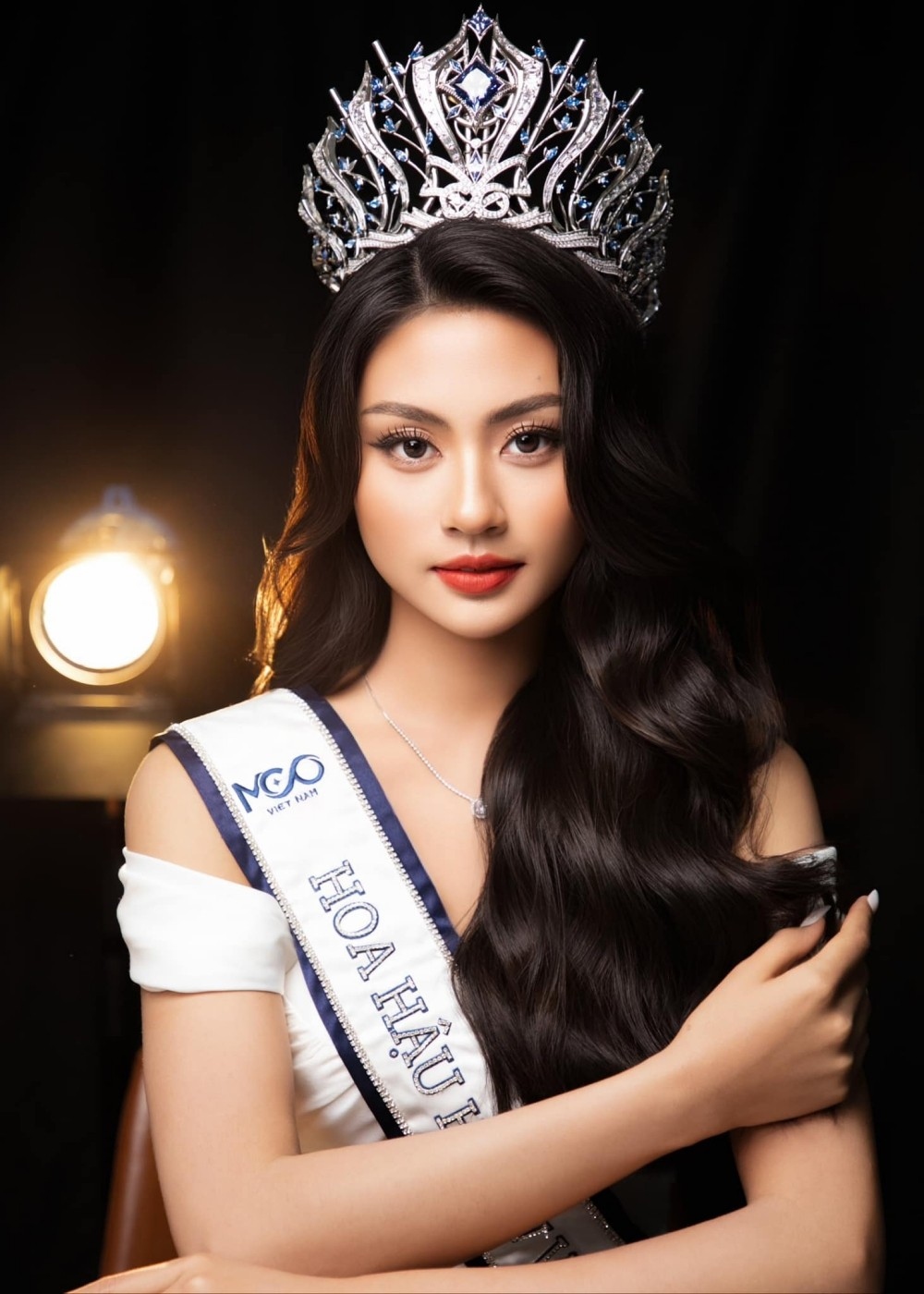 Bui Thi Xuan Hanh, Miss Cosmo Vietnam 2023, will become the first Vietnamese representative to vie for the Miss Cosmo title slated for later this year in Mexico. The 23-year-old girl stands at 1.71 metres tall and measures 82-60-87 cm. She graduated from the National Economics University in Hanoi and has actively participated in many charity activities.