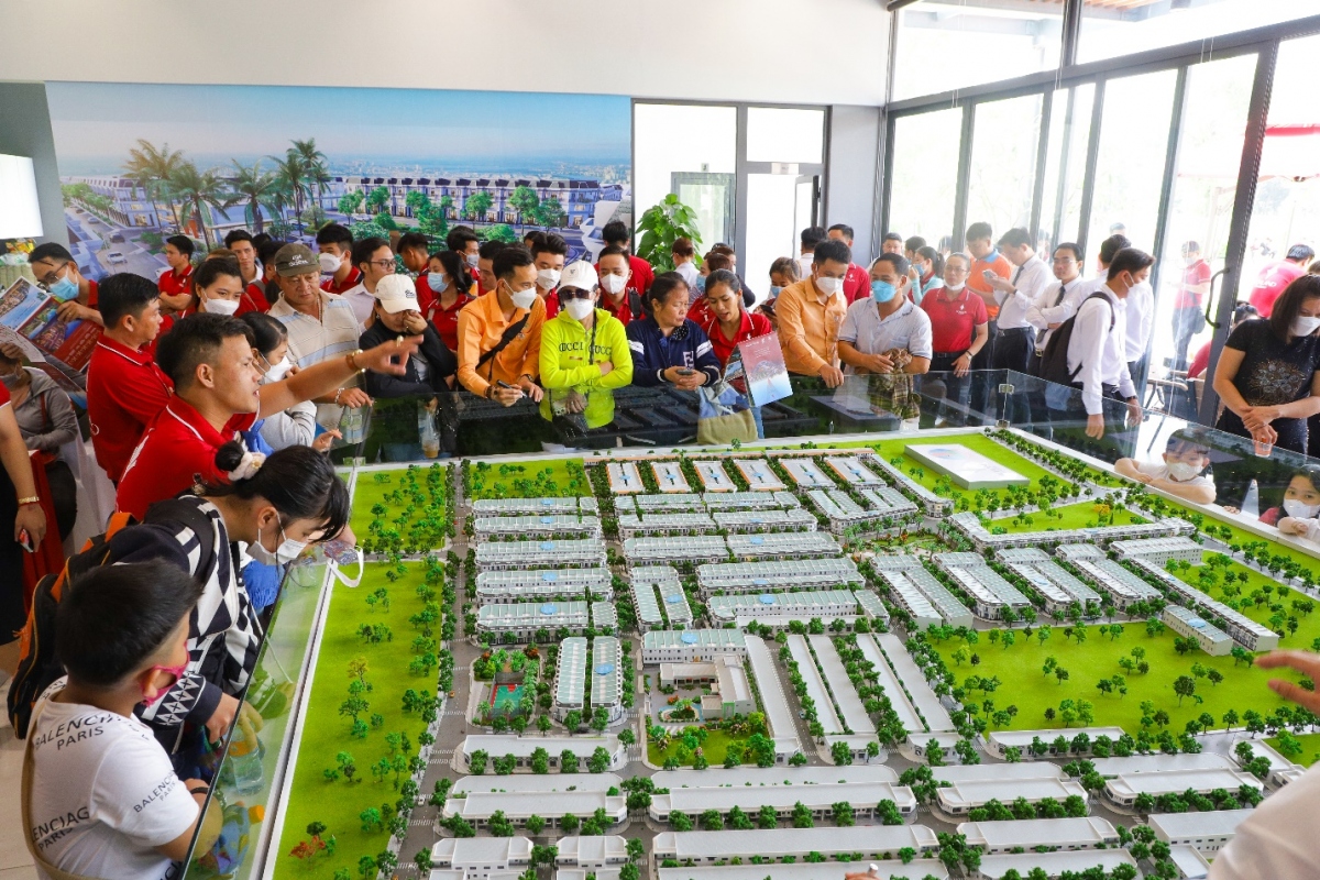 Đông đảo nhà đầu tư tìm hiểu một dự án mới tại thành phố Bến Cát.