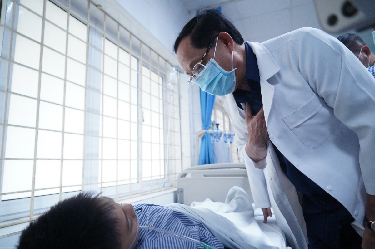 Phó Chủ tịch Quốc hội Trần Quang Phương thăm, động viên nạn nhân vụ cháy đang điều trị tại Bệnh viện Giao thông vận tải.