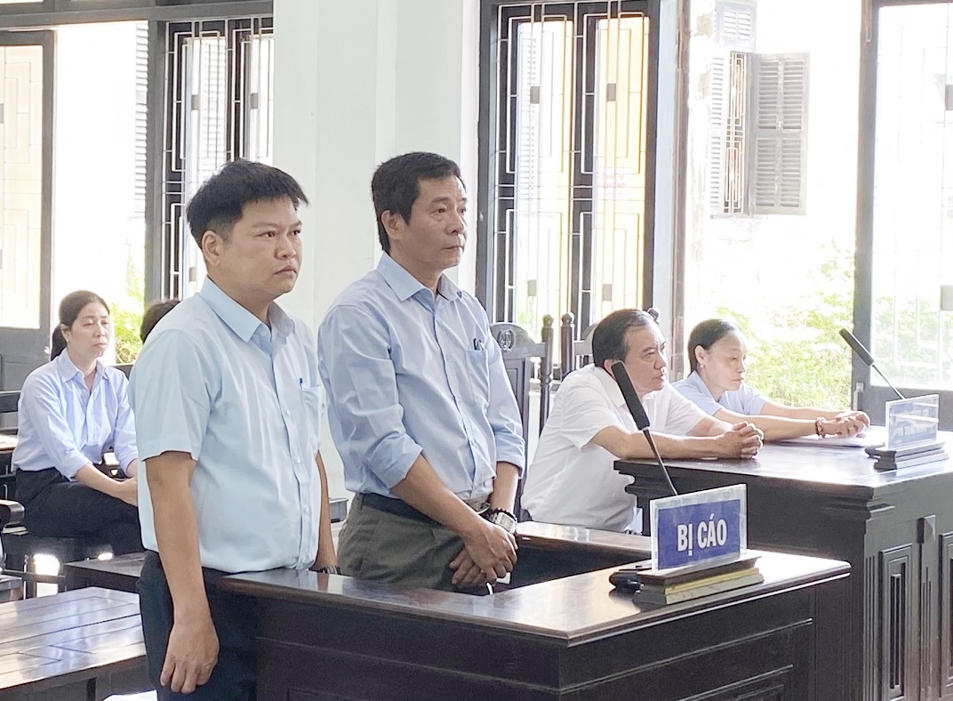 Hai bị cáo Hà Thúc Nhật và Hoàng Văn Đức tại toà