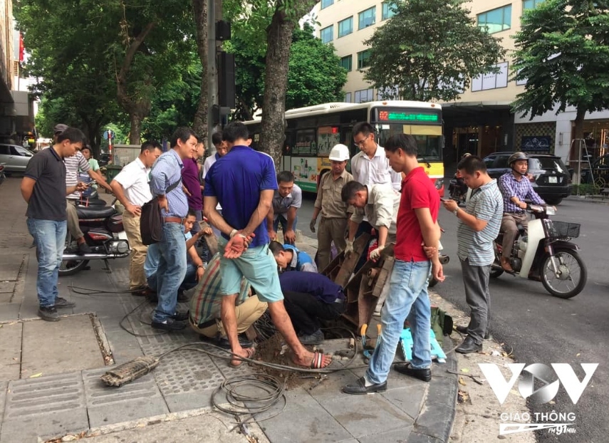 Lòng đường, vỉa hè cứ làm xong là lại được người ta đào lên để làm "một điều gì đó", như thể không chịu nổi sự láng mịn, đẹp đẽ của mặt đường, vỉa hè mới ấy?