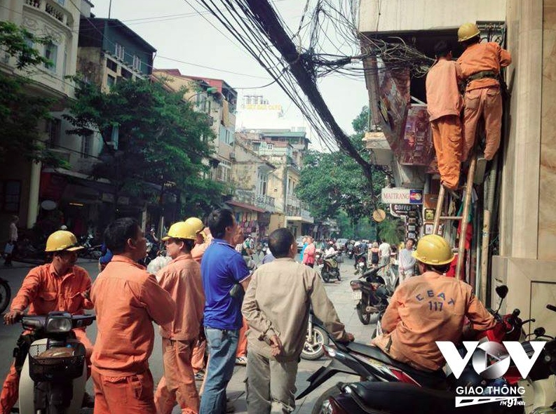 Có người nói vui: Liệu tiền điện tăng, có phải do ngành điện cần sử dụng quá nhiều nhân lực cho một công việc đơn giản?