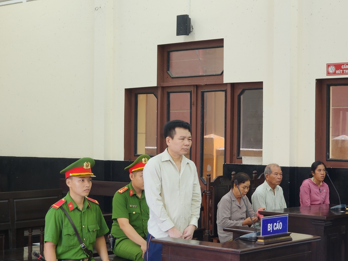 Bị cáo Huỳnh Văn Thành bị 8 năm tù vì hành vi chém chị ruột.