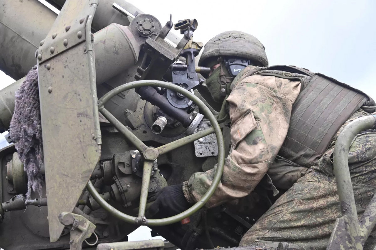 Binh sỹ Nga chuẩn bị pháo tự hành ở Kharkov. Ảnh: Sputnik