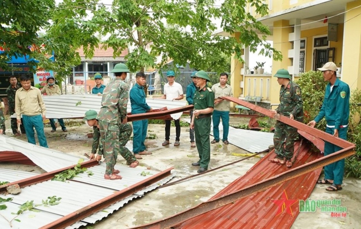 Bộ đội, dân quân huyện Phú Vang (Thừa Thiên Huế) giúp Trường Tiểu học Phú Lương 1 khắc phục thiệt hại do lốc xoáy
