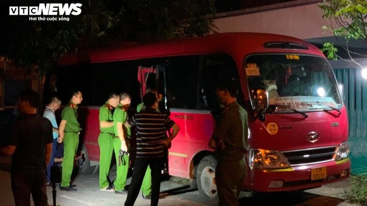 Cơ quan chức năng tỉnh Thái Bình khám nghiệm chiếc xe nơi cháu bé bị bỏ quên.