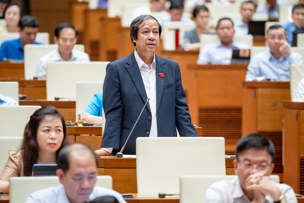 Bộ trưởng Bộ Giáo dục và Đào tạo Nguyễn Kim Sơn phát biểu giải trình, làm rõ một số nội dung đại biểu Quốc hội nêu