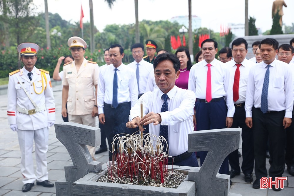 Đoàn đại biểu Tỉnh ủy, HĐND, UBND, Ủy ban MTTQ tỉnh Hà Tĩnh do ông Trần Thế Dũng - Phó Bí thư Thường trực Tỉnh ủy dẫn đầu đã đến dâng hương tưởng niệm Chủ tịch Hồ Chí Minh tại Khu lưu niệm Bác Hồ về thăm Hà Tĩnh (Ảnh: Báo Hà Tĩnh)