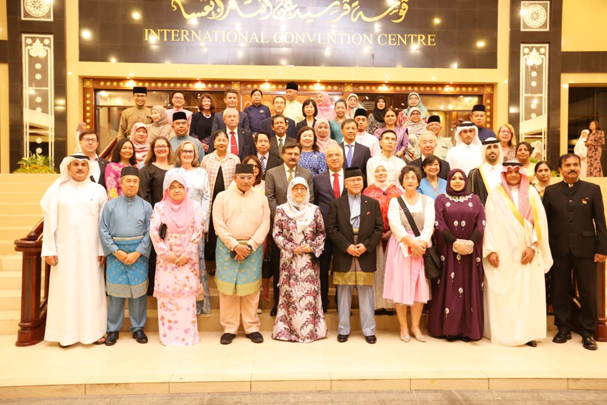 Công chúa Brunei Hajah Masna và Bộ trưởng Ngoại giao Erywan chụp ảnh cùng Đại sứ các nước tại sự kiện hôm 25/5/2024.