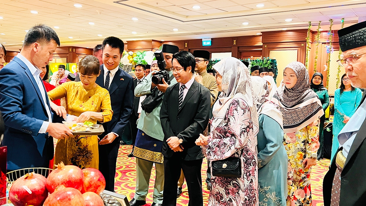 Đại sứ Việt Nam tại Brunei Darussalam Trần Anh Vũ giới thiệu món bún chả với Công chúa Hajah Masna