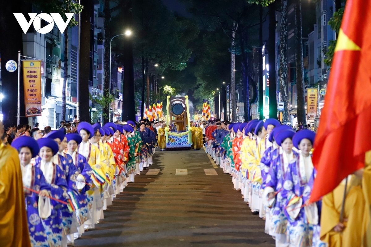 The parade started at 8 p.m. on May 15 as Buddhists accompany monks carrying a Buddha's statue for one km from An Quang Pagoda to Vietnam Quoc Tu Pagoda in District 10.