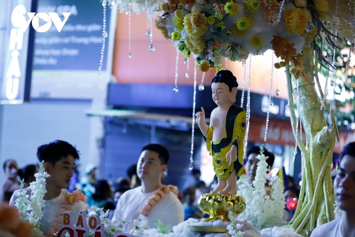 Lots of vehicles also stop on streets in Ho Chi Minh City for the participants of the parade to cross.