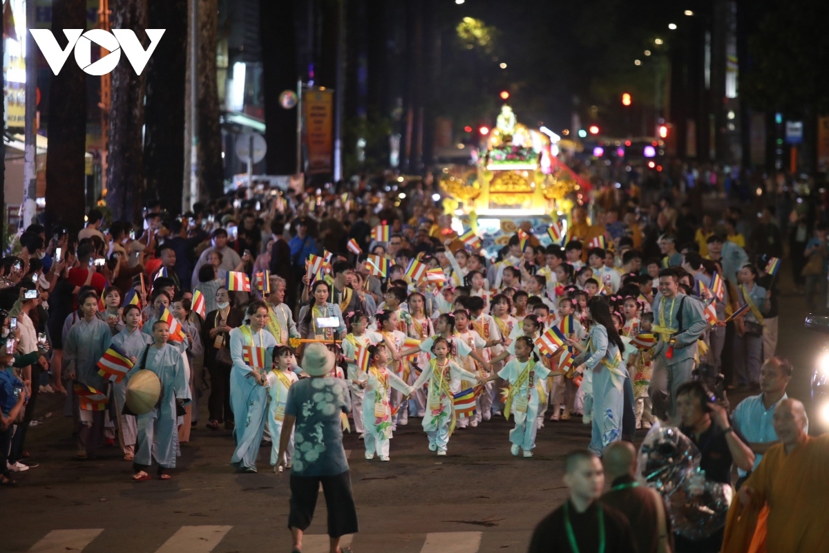 Many children also join in the parade.