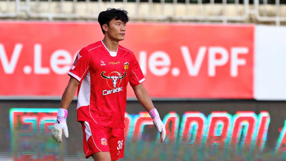 Thủ môn Bùi Tiến Dũng chơi rất tốt ở trận gặp Nam Định (Ảnh: VPF).