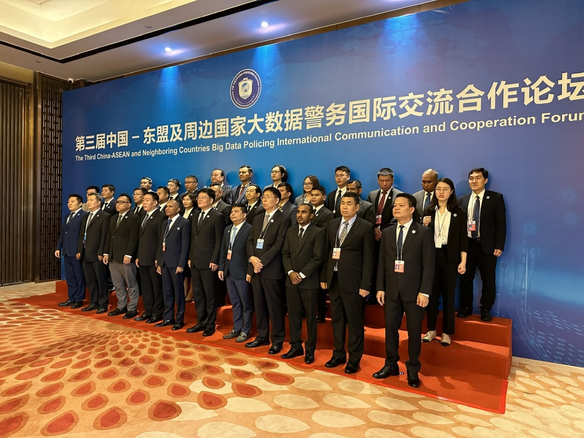Đại tá Vũ Văn Tấn (ngoài cùng bên phải, hàng đầu) và các đại biểu tại Diễn đàn.