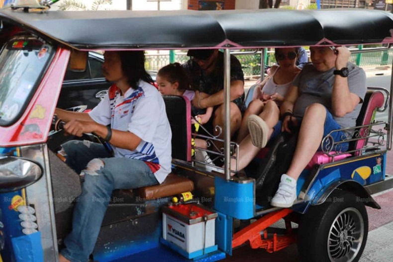 Khách nước ngoài đi xe Tuk Tuk tại Bangkok, Thái Lan. Nguồn: Somchai Poomlard/Bangkok Post