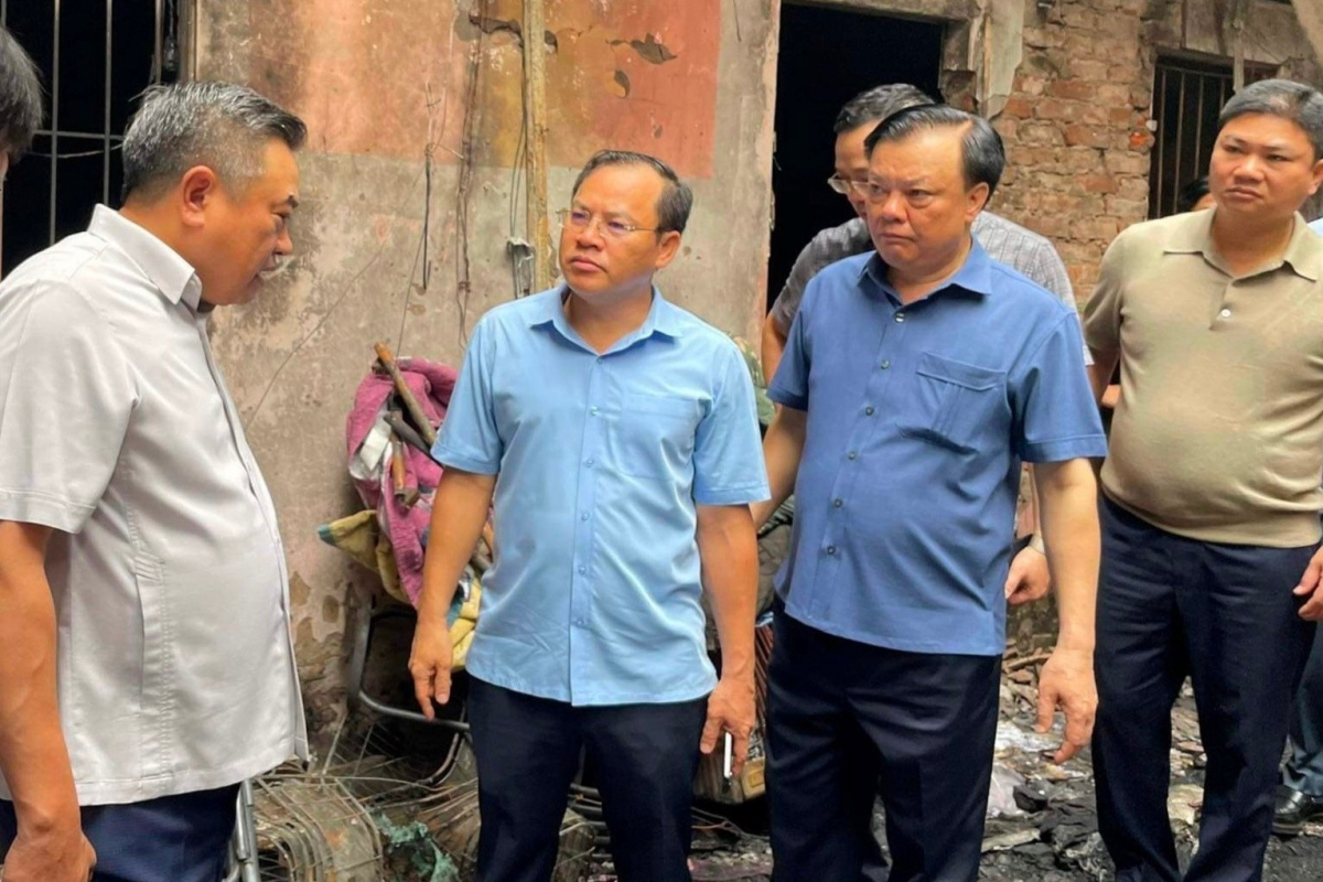 Bí thư Thành ủy Hà Nội Đinh Tiến Dũng, Chủ tịch UBND thành phố Hà Nội Trần Sỹ Thanh, Thứ trưởng Bộ Công an Nguyễn Văn Long (giữa) chỉ đạo trực tiếp tại hiện trường vụ cháy. 
