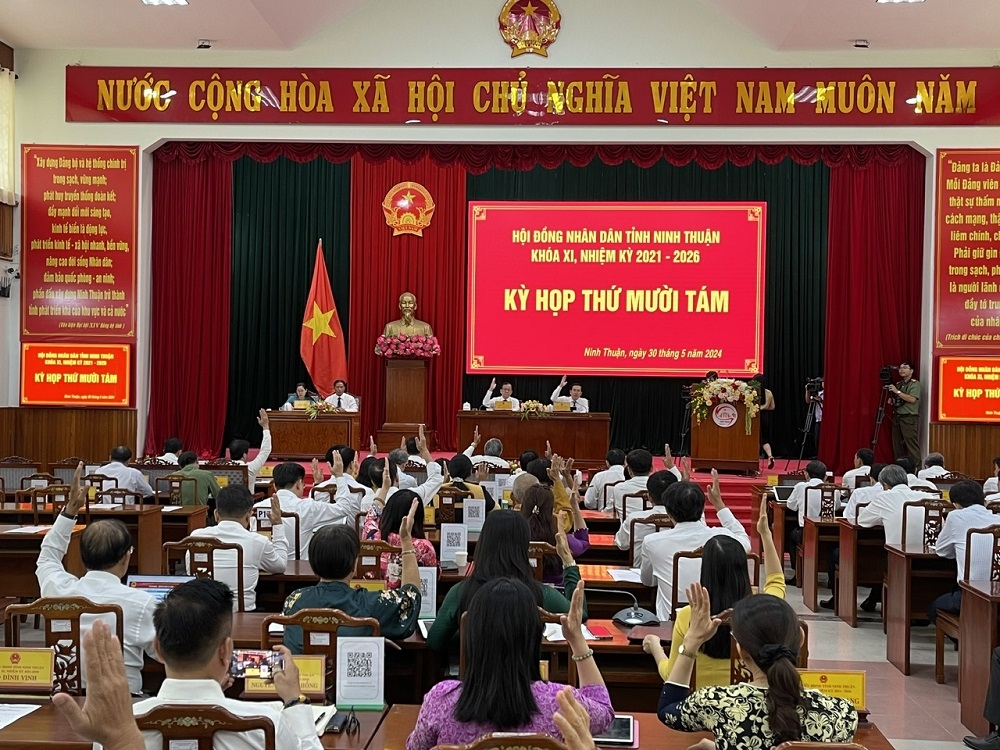 Các đại biểu biểu quyết thông qua nghị quyết. (Ảnh: B.H)