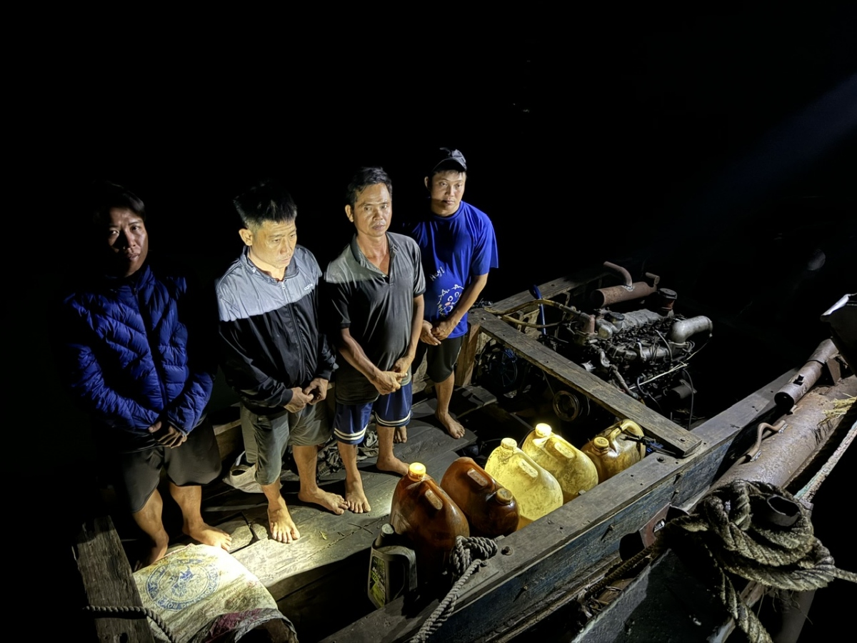 Các đối tượng "người nhái" tổ chức lặn mò tìm nguồn cát dưới đáy sông Tiền để bơm hút cát